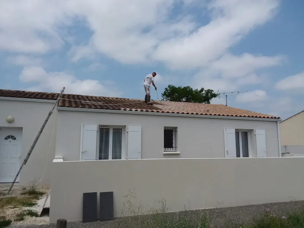 Réalisation de nettoyage de toiture par Esprit Peinture, peintre à la Rochelle
