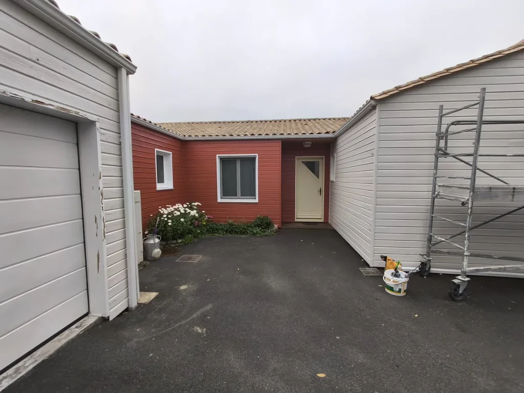 Réalisation de ravalement de façade par Esprit Peinture, peintre à la Rochelle